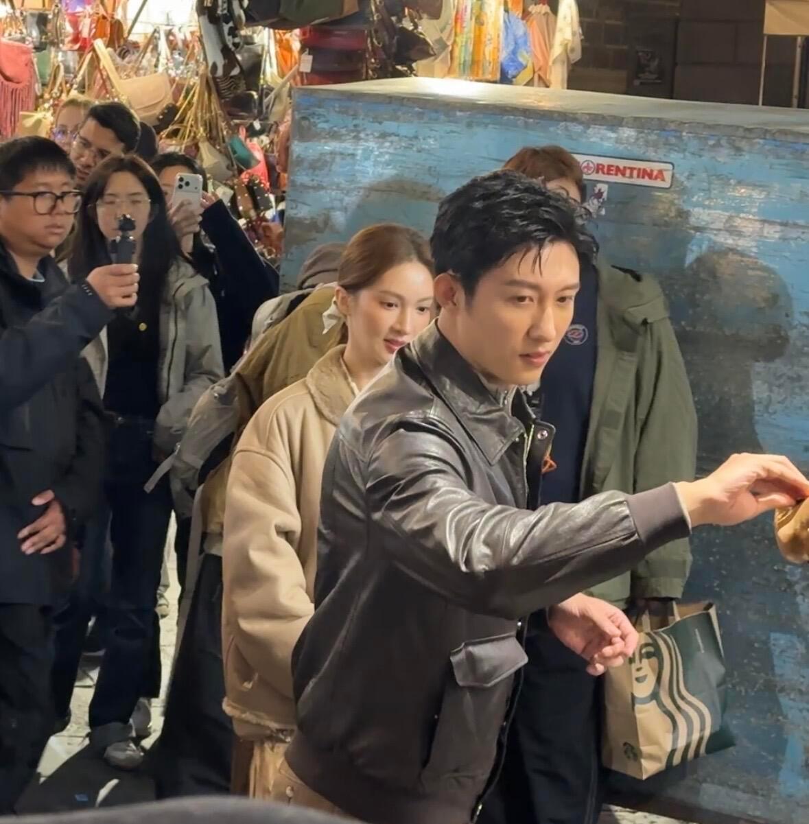 黄景瑜也摸了幸运野猪不知道许了什么愿望我搭个车许愿：2025年结束前至少抬一部新