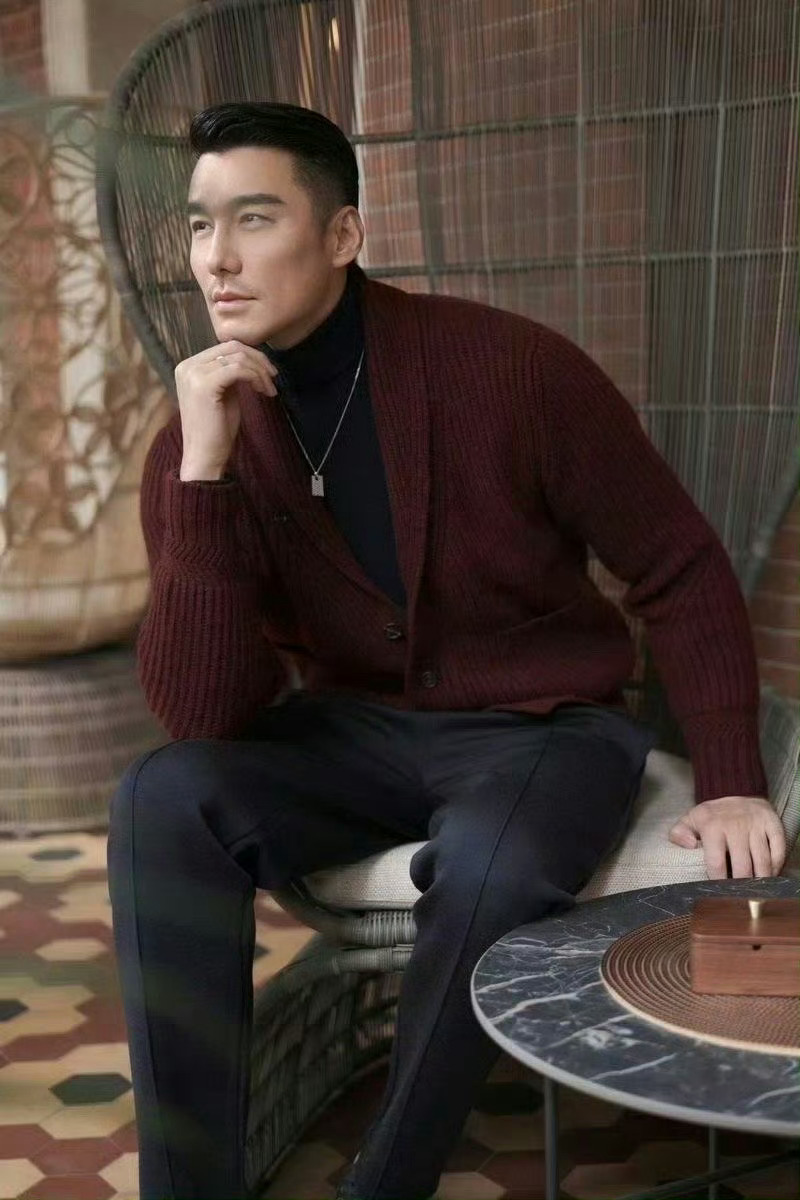 胡兵49岁身高又长了1厘米 从中国首席男模到演员，胡兵在不同领域都绽放光芒。这次