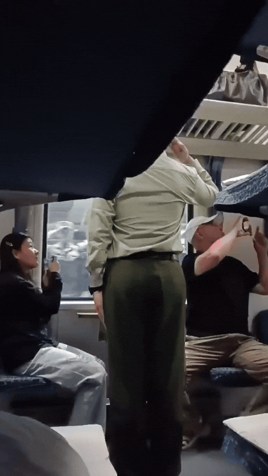 转身即是告别！列车上的敬礼看哭无数人
 
当列车缓缓开动，离别的情绪涌上心头。一