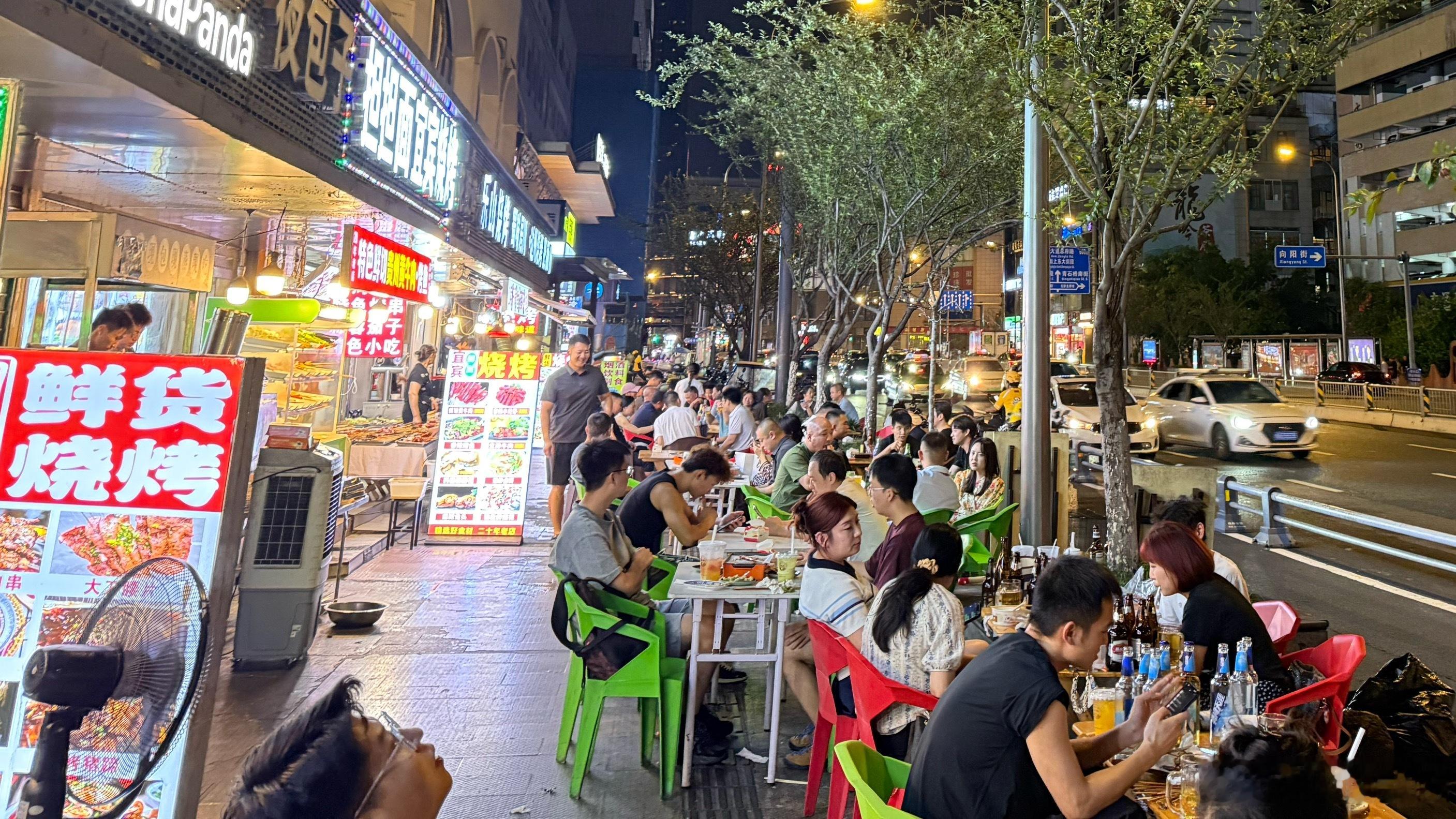 在成都，晚上怎么能不喝夜啤酒昵？ 成都·上普·财富中心广场