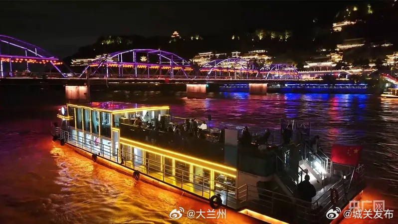 来甘肃必打卡黄河夜景【黄河边“长”满了人！百年中山桥点亮金城夏夜】当白天的暑气被