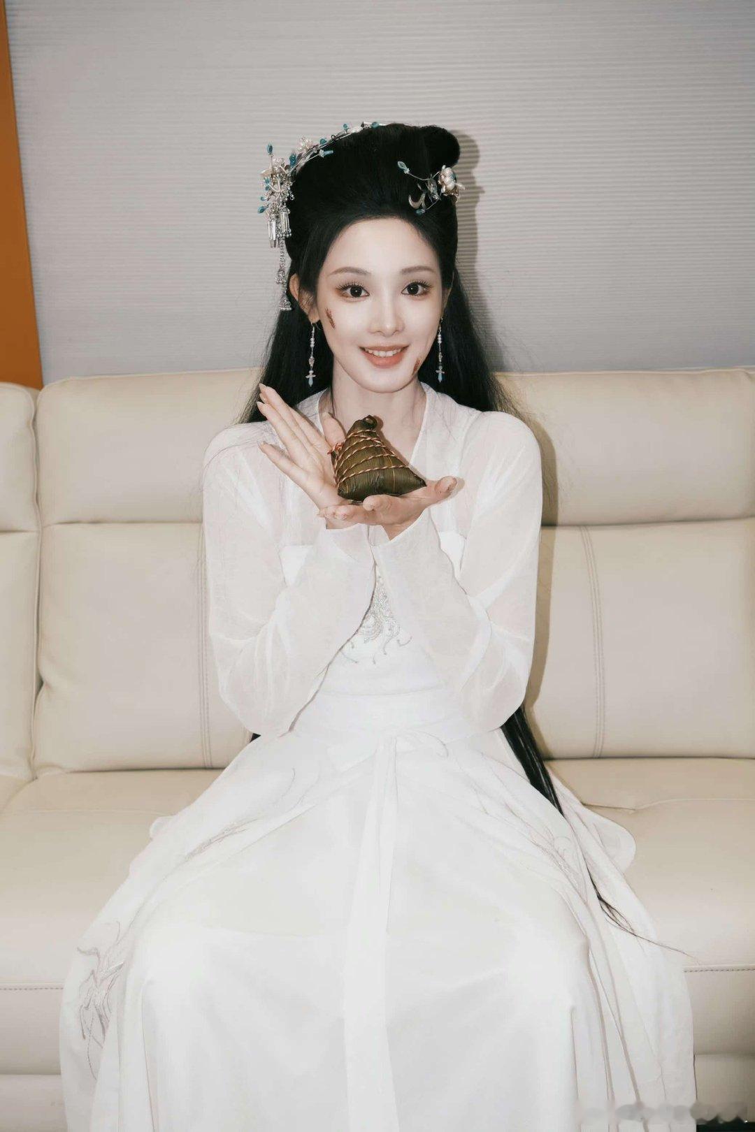 彭小苒脸过敏了 彭小苒直播碎片掉落，隔着车窗和粉丝闲聊日常。推荐秋日游玩计划，娓