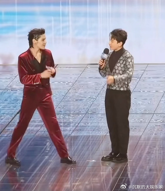 向佐向百克力道歉：“我后来回看反思了，昨天那一脚吓到你很对不起，对不起对不起对不