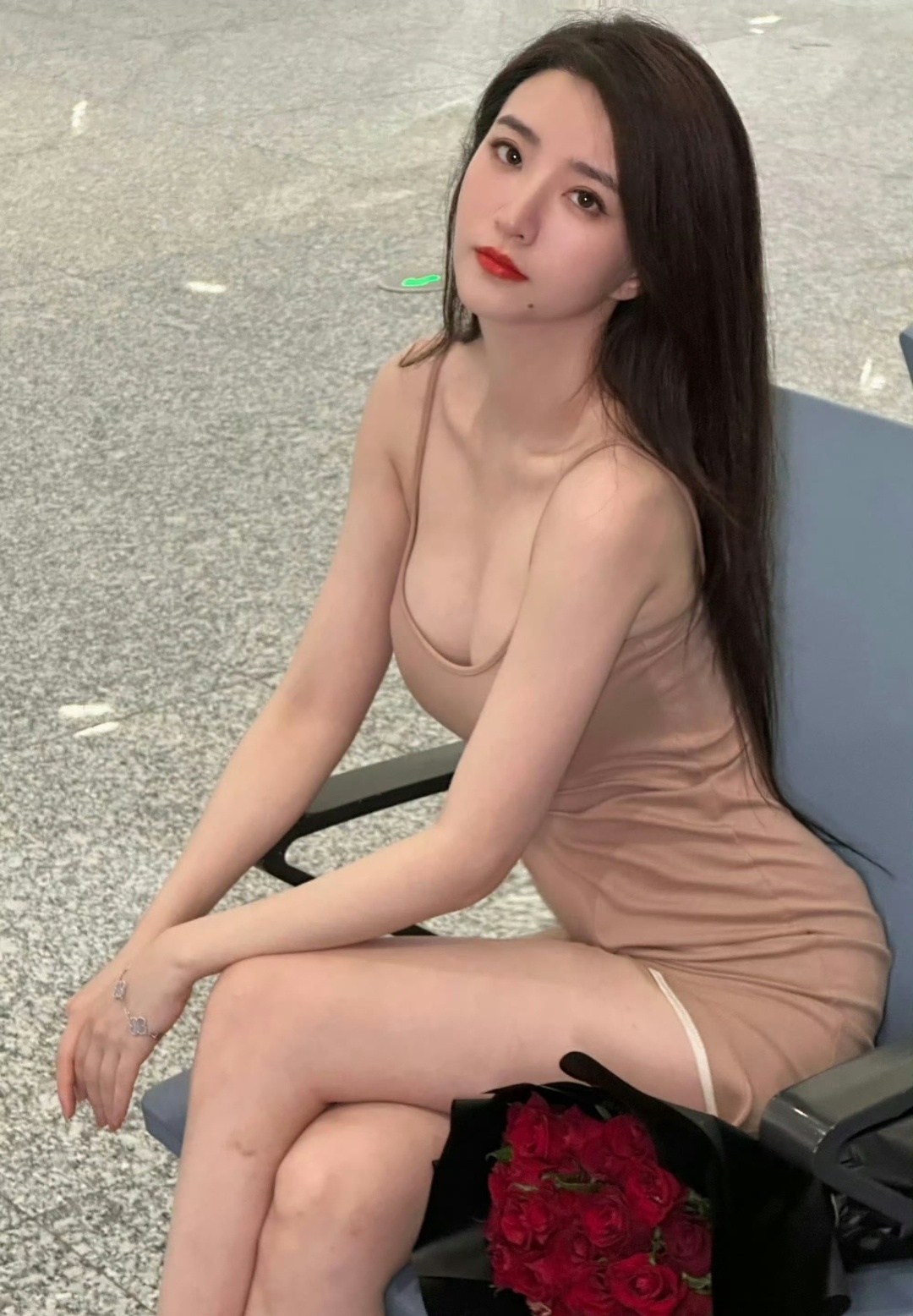 要不是热搜，我还真不知道，原来孙杨的前女友这么漂亮，身材这么好。不过话说孙杨最近