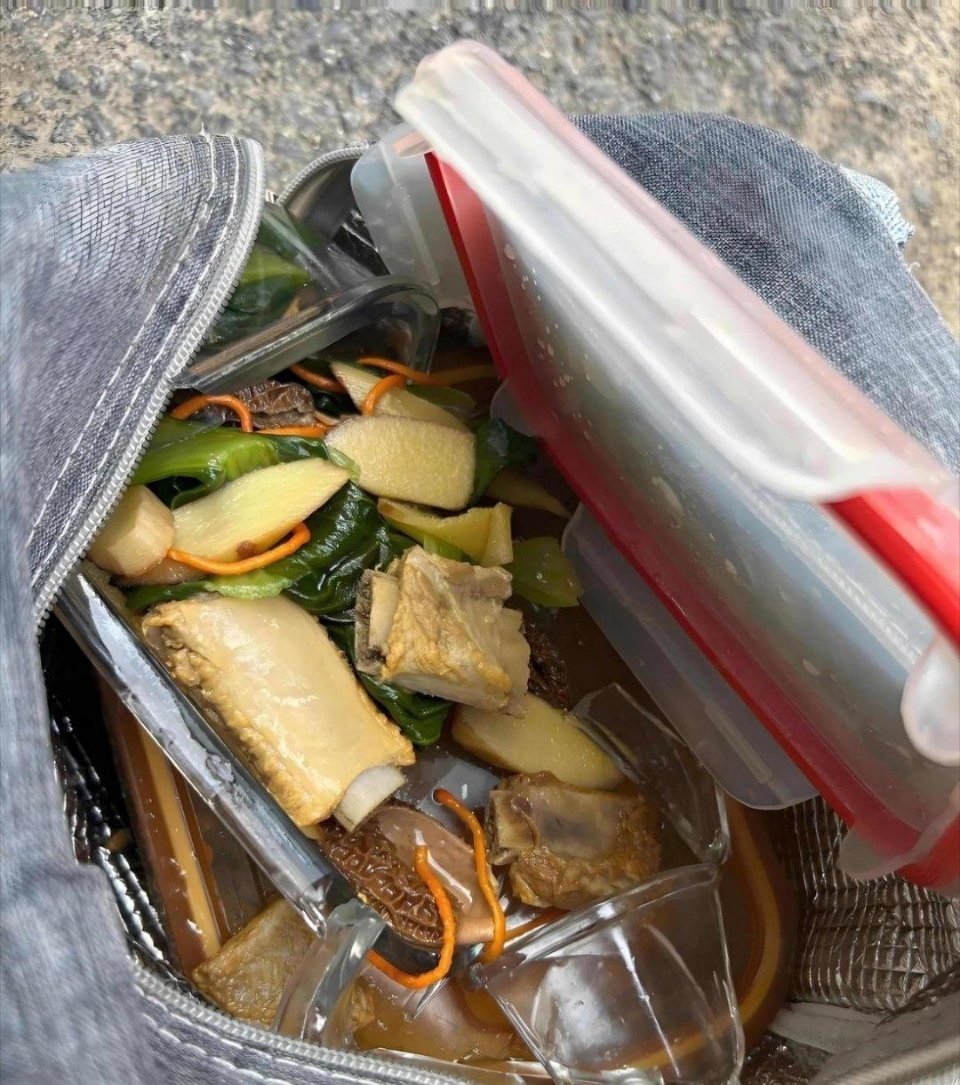 浪费了这一锅菜 全洒书包里了 