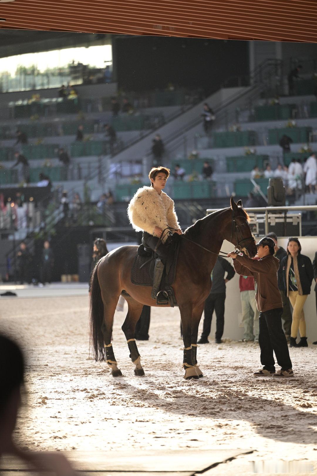 张康乐像油画里走出来的王子 张康乐以白马骑士造型惊艳亮相VOGUE花园，白色针织