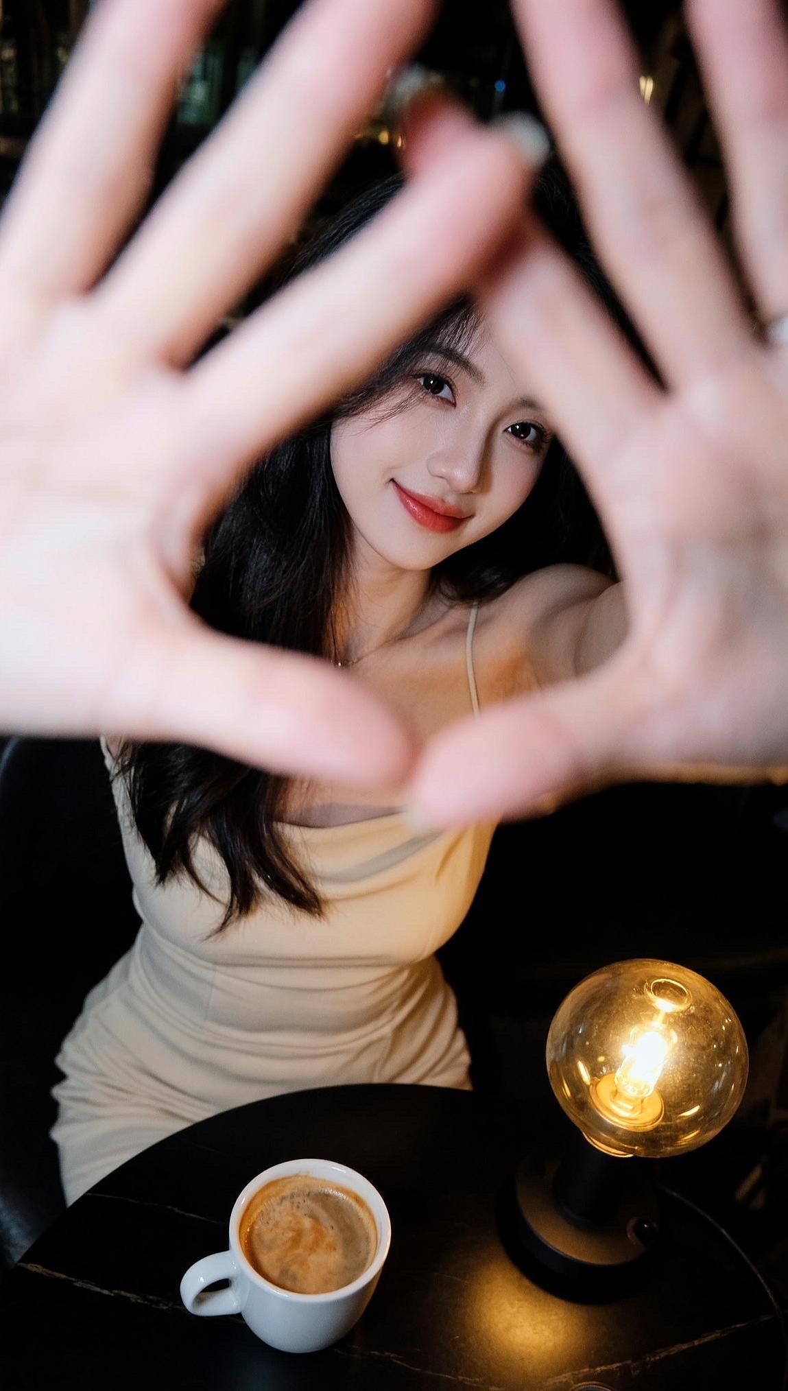 咖啡馆手势打卡。