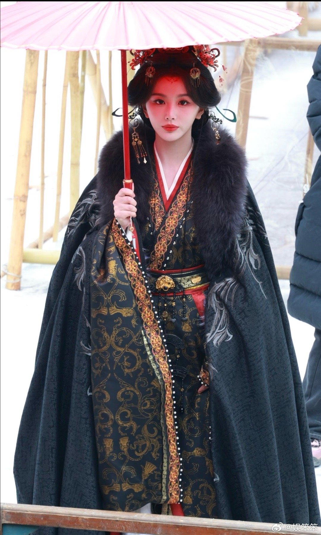 孔雪儿撑伞又出神图 哇塞，孔雪儿古装撑伞造型也太美了吧，额头上那抹红太绝了，活脱