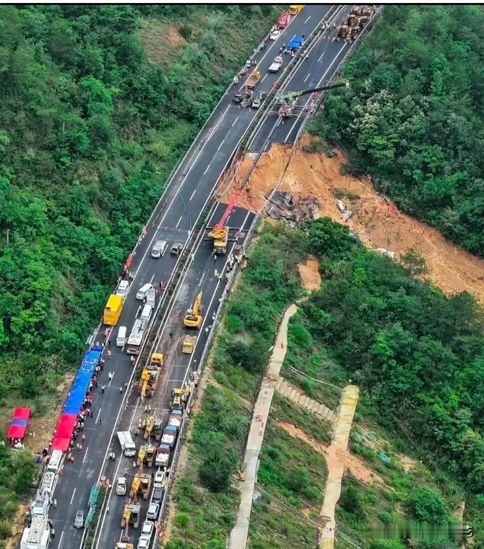令人悲痛，48条生命，还想趁着假期去旅游放松，没想到还没到达目的地就发生了意外，