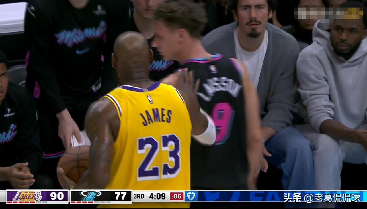 湖人巨星詹姆斯真是知错能改！在今天湖人客场挑战热火的比赛中，当时比赛进行到了第三