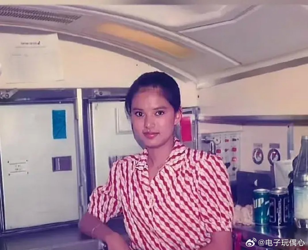 当年李若彤还是空姐时的一张留影 