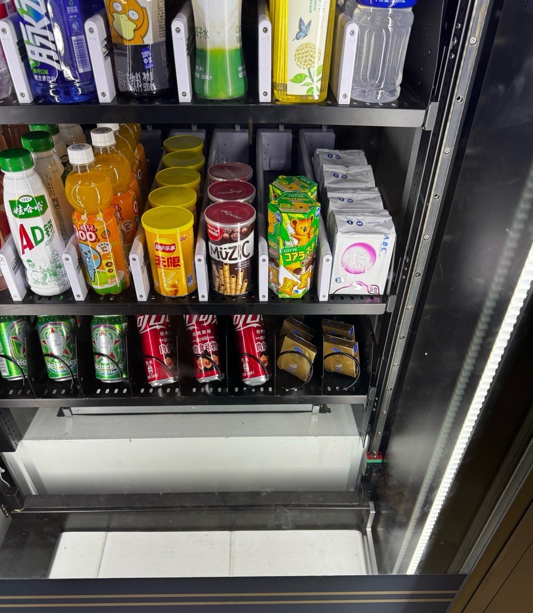 某集团大楼售卖机居然有避孕套卖，这玩意给谁用啊？ ​​​