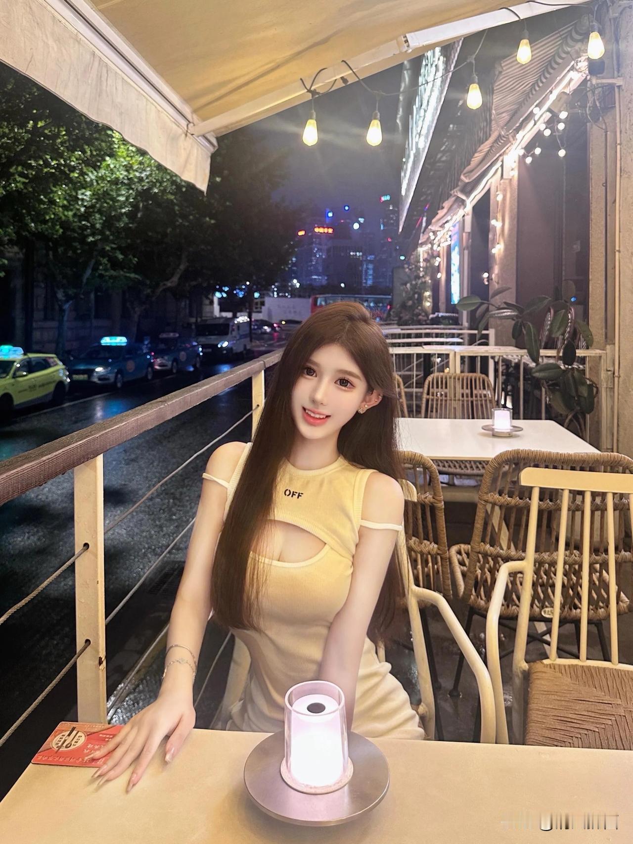 美女，你的笑容温暖了我的心#去俏佳人。# #谁家玉女俏容颜# #美景如画俏佳人#
