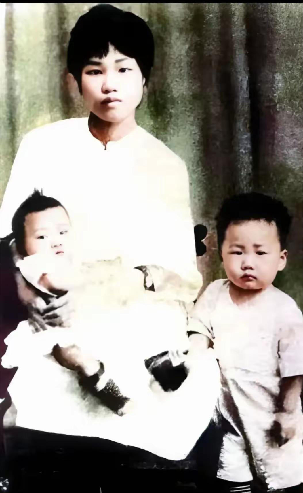 这是毛主席的妻子杨开慧和两个儿子的真实容貌，都看看吧，杨开慧手里抱着的是毛岸青，