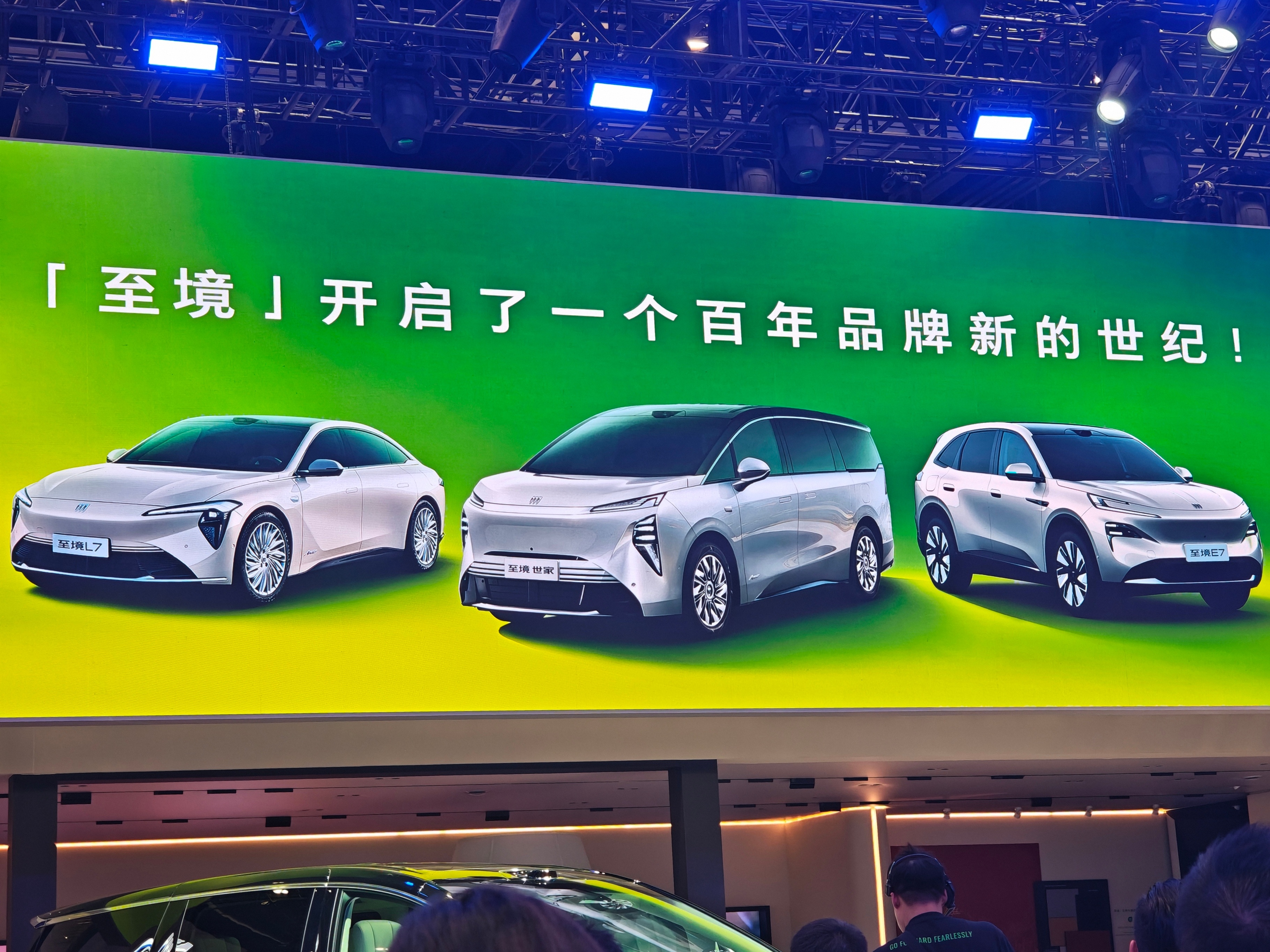 你看，别克也把沙发搬到展会，和汽车座椅放在一起，至境这个品牌主打舒服，关键词就是