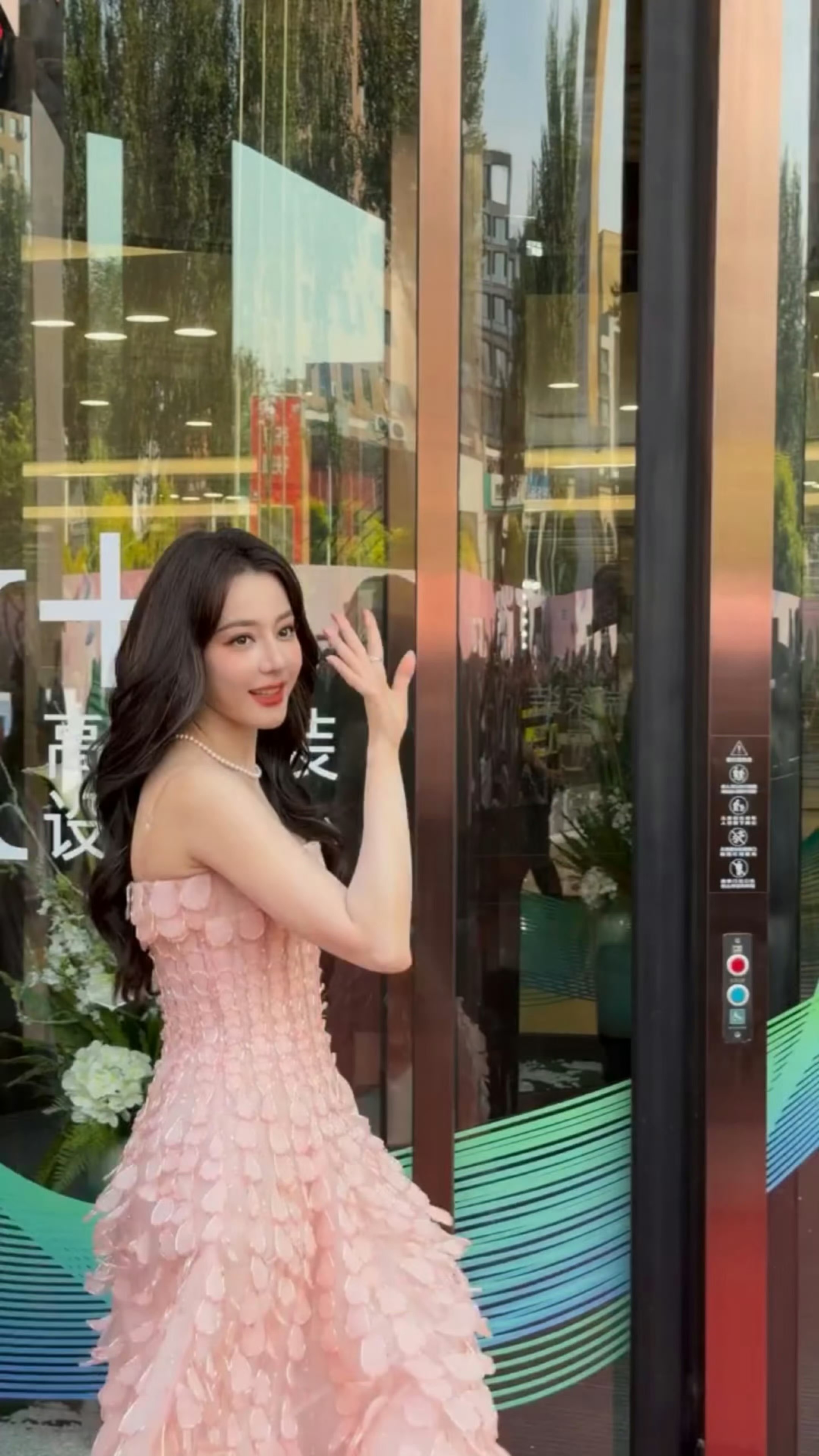 迪丽热巴边走路边和粉丝打招呼，今天完全是香香甜甜的蜜桃公主🥰 