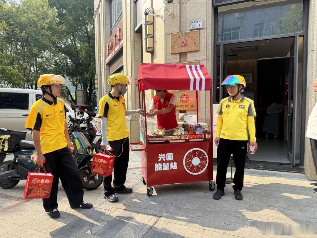 宁波宁海这台共享冰箱藏着烟火善意 小伙子，这菜是我自己种的，家里吃不完，就放这冰