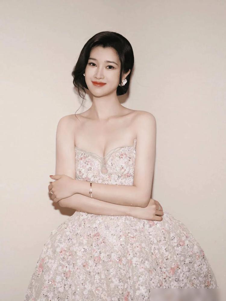 喝着酸奶呢，郝蕾突然让她演戏，下一秒她直接跪地磕头，哭得撕心裂肺，全场导师都懵了