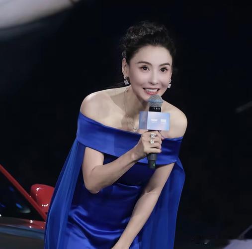 近期张柏芝商演与外出游玩的路人生图流出，不少网友发现她出现明显发福迹象。脸部线条