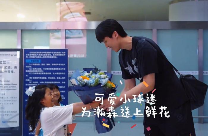杨瀚森平安回国！昨天晚上中国籍NBA球员杨瀚森，从美国平安抵达山东青岛，他刚走出