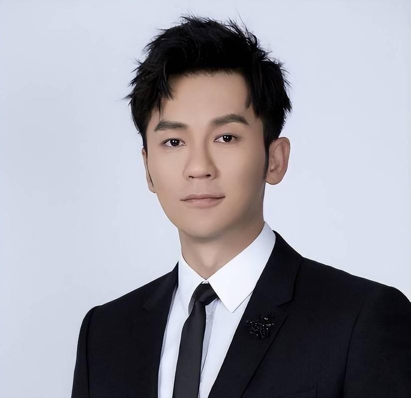 47岁李晨，悲痛发文。8月10日下午，演员李晨悲痛发文，他悼念了一位令人敬重的前