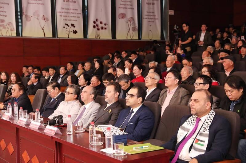 民进党居然搞了个“台文工程”

据报道，越南作家协会15日在河内举办第三届“浪左