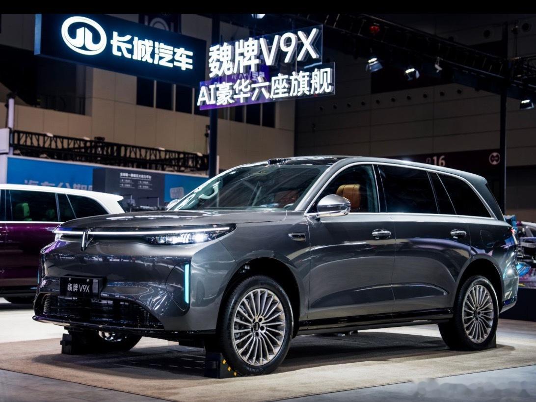 看完张智霖、袁咏仪夫妇提车魏牌V9X的交付现场，我最大的感受是，真正的好车不靠营