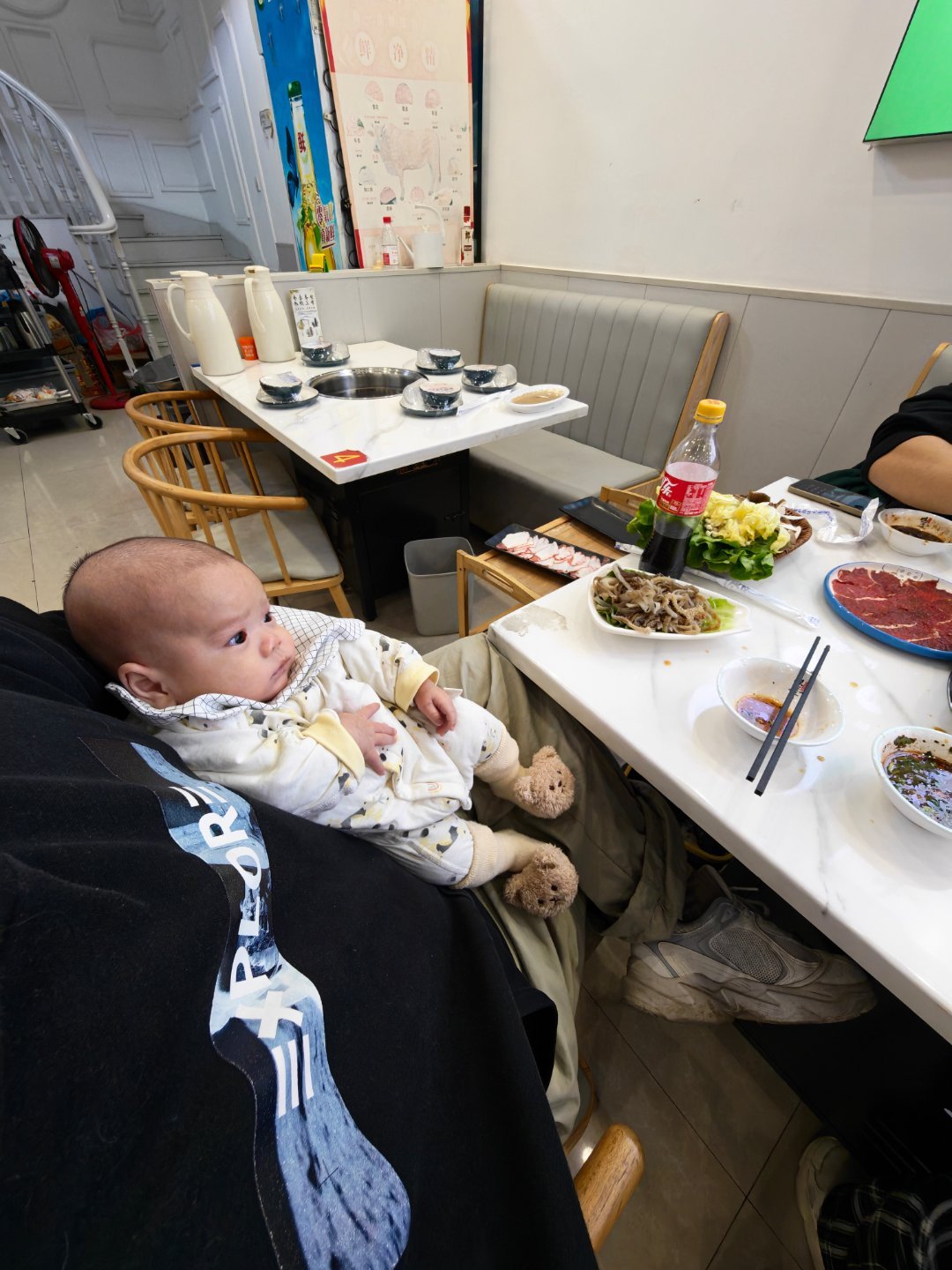 他看着我们吃火锅应该不会馋吧