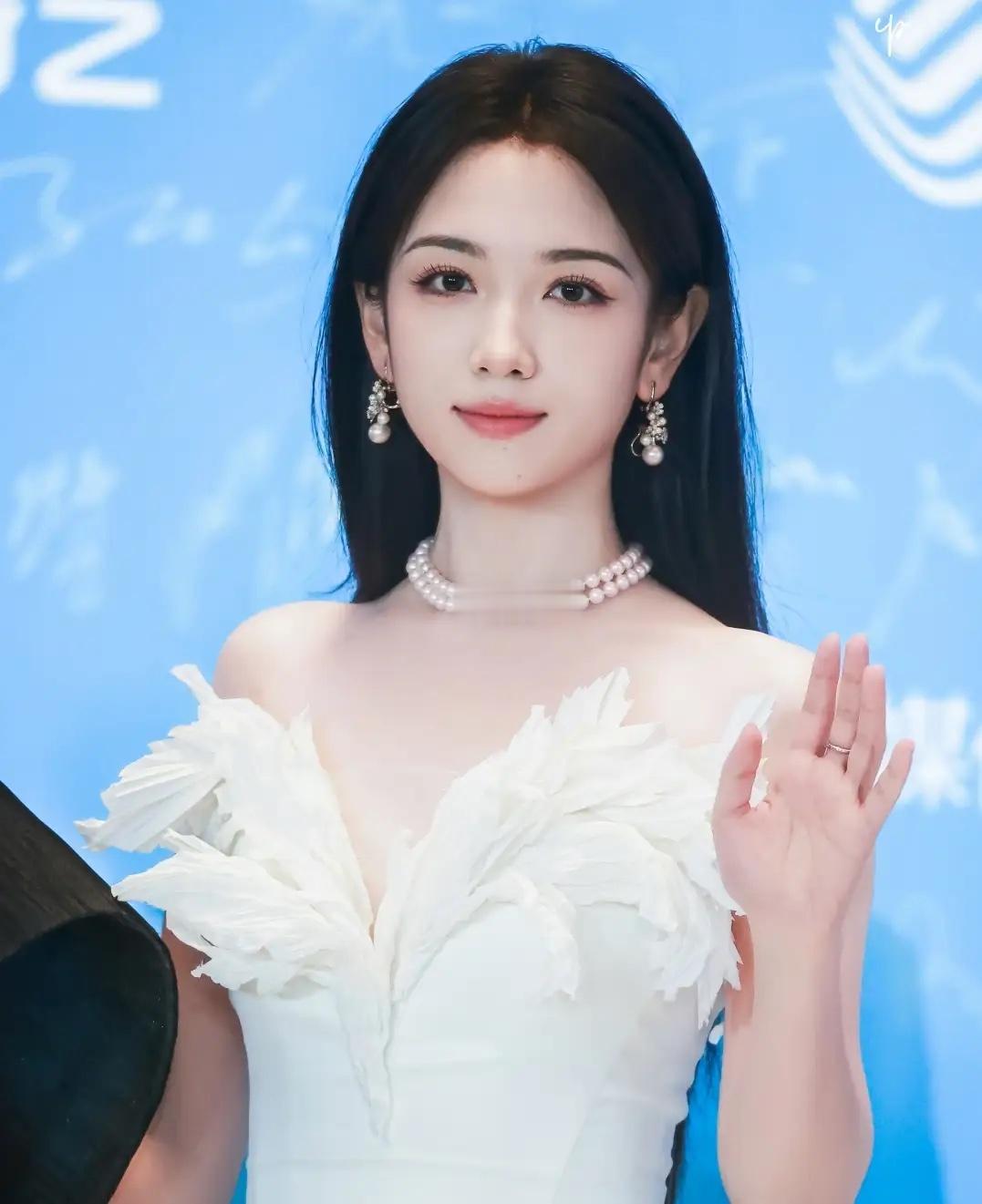明眼人其实都能看得出来。代露娃之所以不被大家同情的原因。不是因为明星的收入很高，