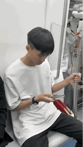 被打得冤吗？
坐地铁的男子
正看手机入迷
一手扶着扶杆
一手刷着视频
没想到途中