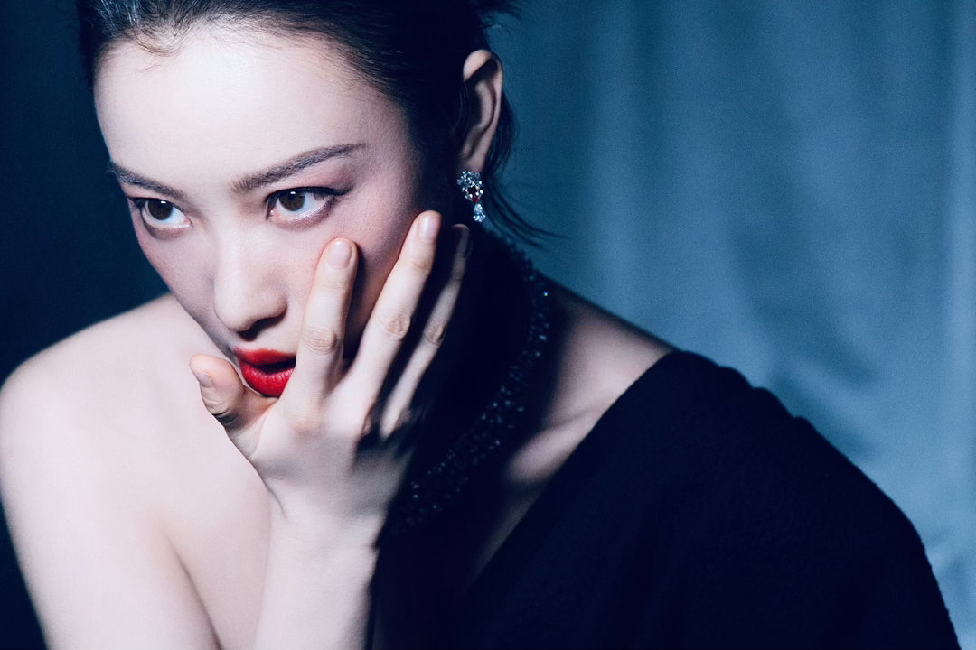 倪妮芭莎电影五月刊封面倪妮千面缪斯芭莎封面 倪妮的脸就是为大荧幕和大封面生的。千