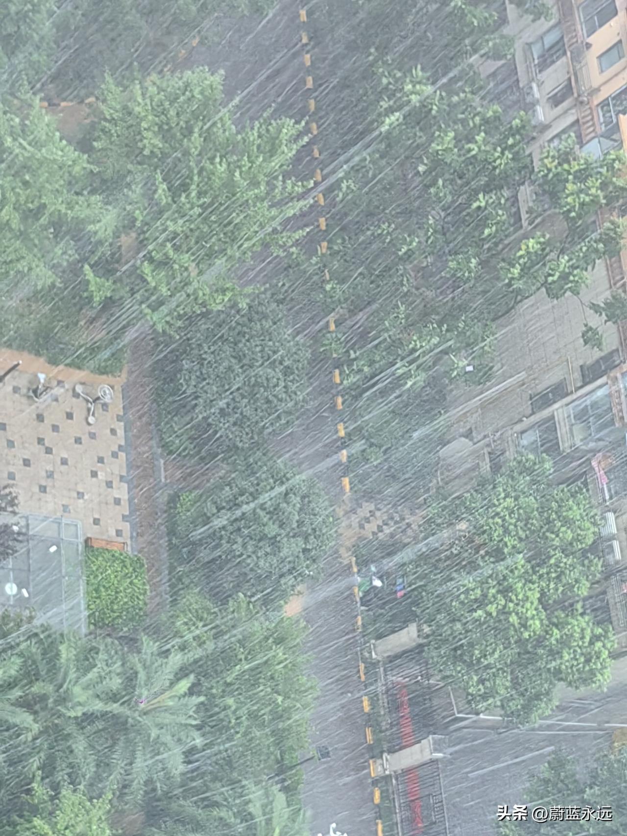 午饭过后，我正在收拾碗筷，天暗下来了，我急忙跑去把阳台上的衣服收进来，轻轻关上窗