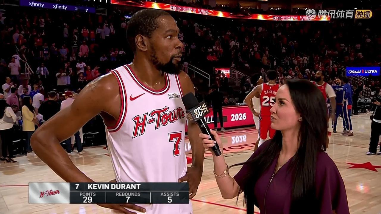 杜兰特今天真是累的不轻啊，赛后采访的时候一直在流汗，擦了好几下，还是汗如雨下的。