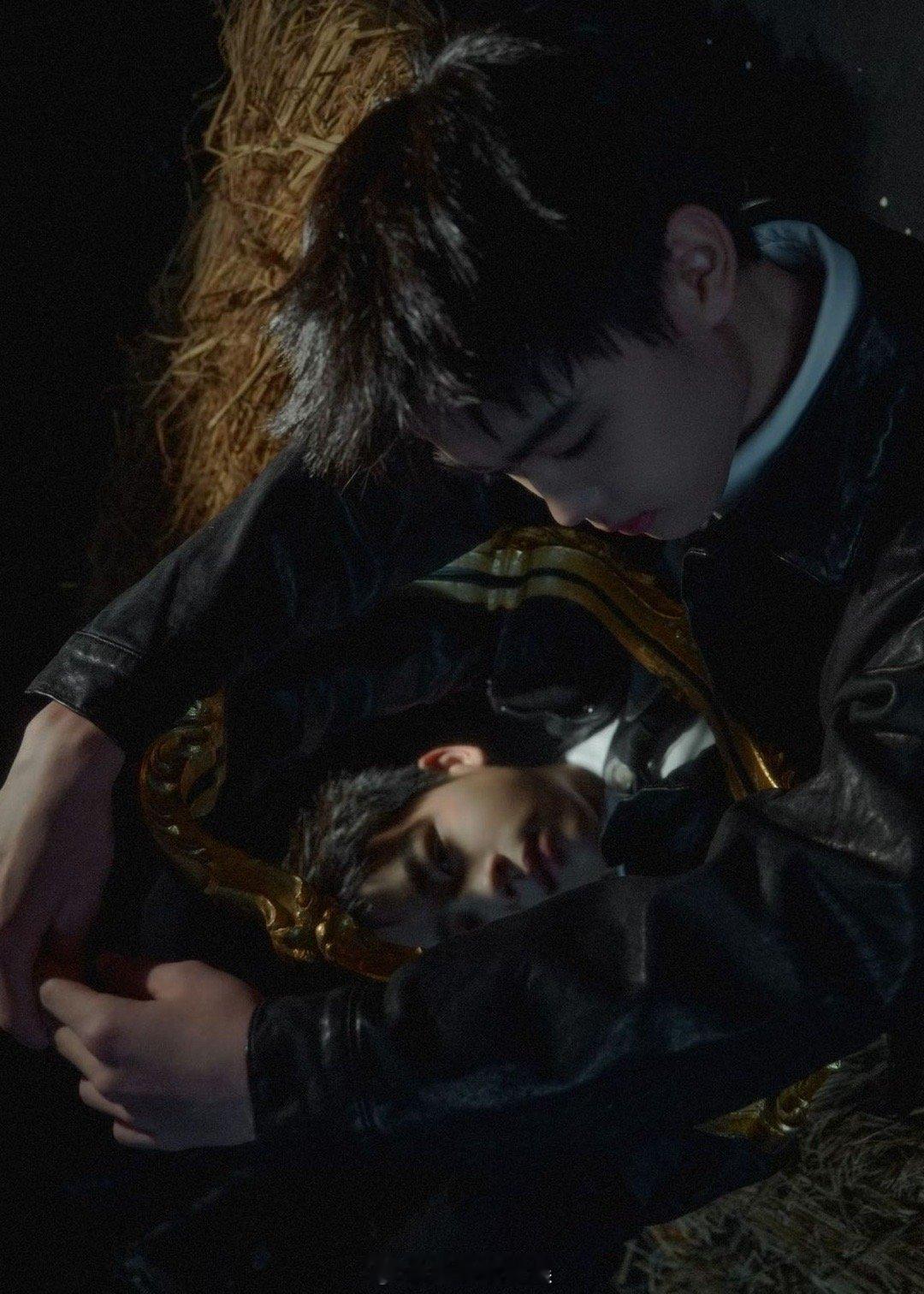 韩昊霖骄阳庆功宴造型韩昊霖今日酷弟造型 今日解锁最新造型，黑色冬日机能风酷帅范儿