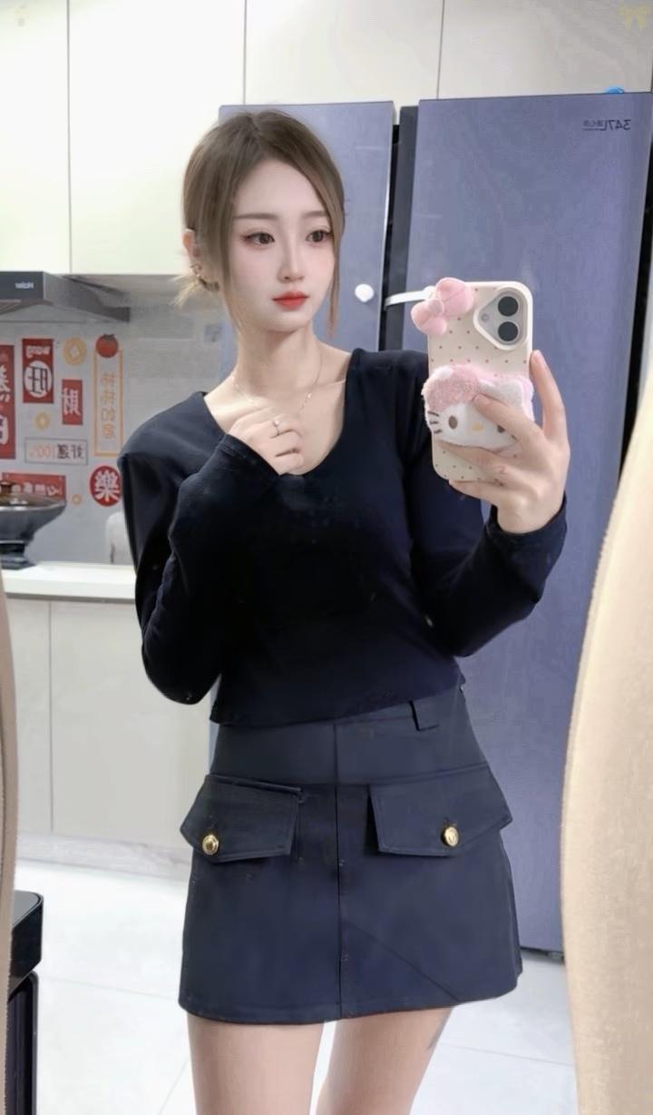 黑色长袖上衣搭配短裙，简约优雅，尽显时尚魅力！💃🏻👗👠