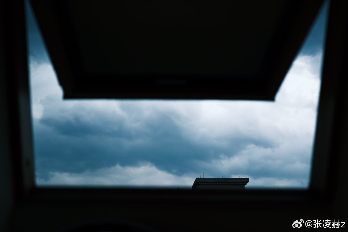 张凌赫拍的云别人拍云是朋友圈，张凌赫拍云直接把摄影圈闯进去了，牛牛的云果然牛牛的