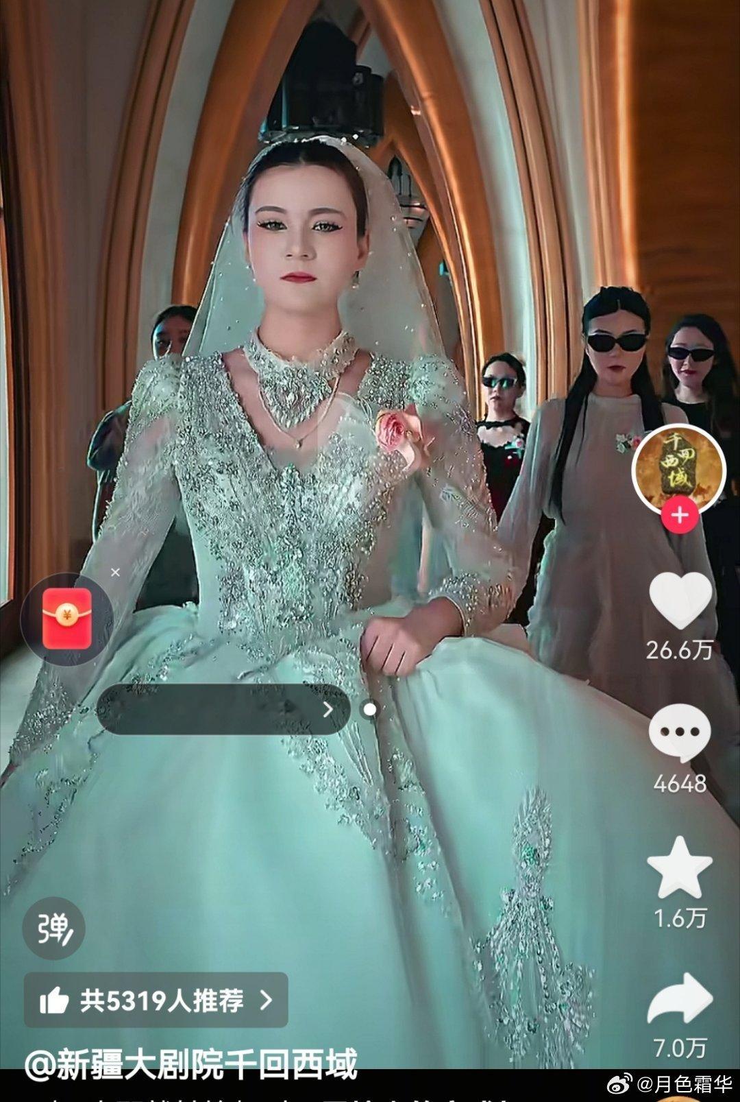 人家新疆的新娘子打扮这么漂亮，有些花钱找营销号吹包头的，真是呵呵呵，安的什么心。