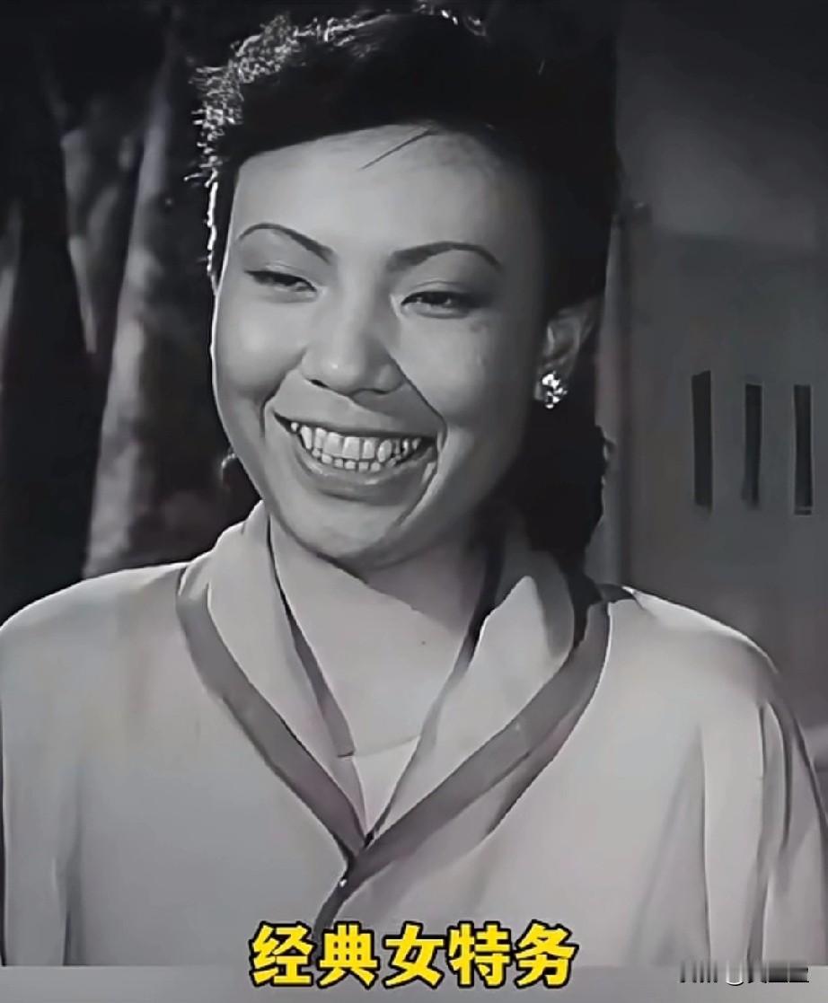 这是《英雄虎胆 》里的经典女特务，她演的这个角色笑容里全是算计，把反派演得太逼真