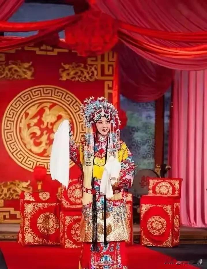随着京剧大家李维康去世，最坐不住的人，不是相伴一生的耿其昌，也不是她家里的亲人，