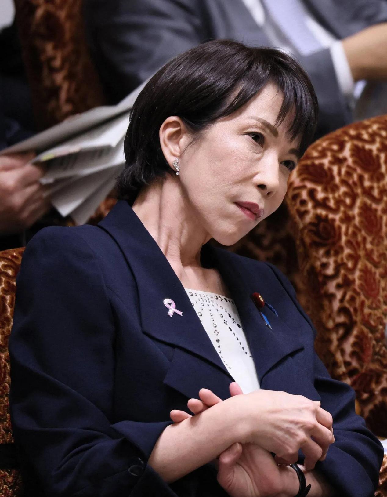 高市早苗在医院待了近4个小时，因手部有比较严重的疾病，且愈发严重。

外媒2月1