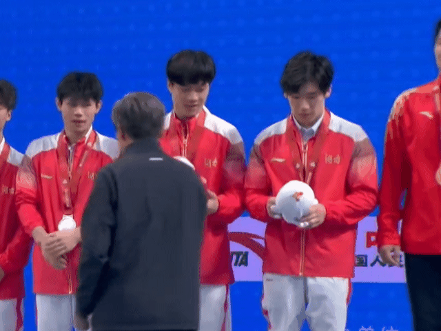 张博恒和队友连着换吉祥物笑死了😂我跟你换，你跟他换，最后俩人一人一只粉色乐融融