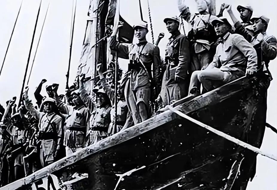 1950年解放海南岛，兵团司令邓华与40军军长韩先楚因作战时机吵了两架，一个求稳