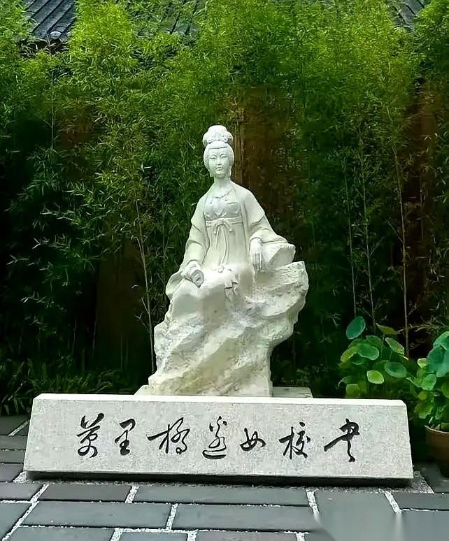 我跟你说，今天在公园，我真差点给一块石头跪了。
就一尊女雕像旁边，立了块碑。
上