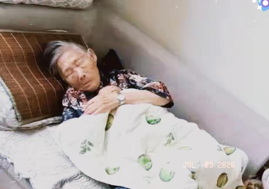 我母亲临走前，昏迷了好几天。家里人都商量好了，说要断食断水，让她快点走，少遭点罪