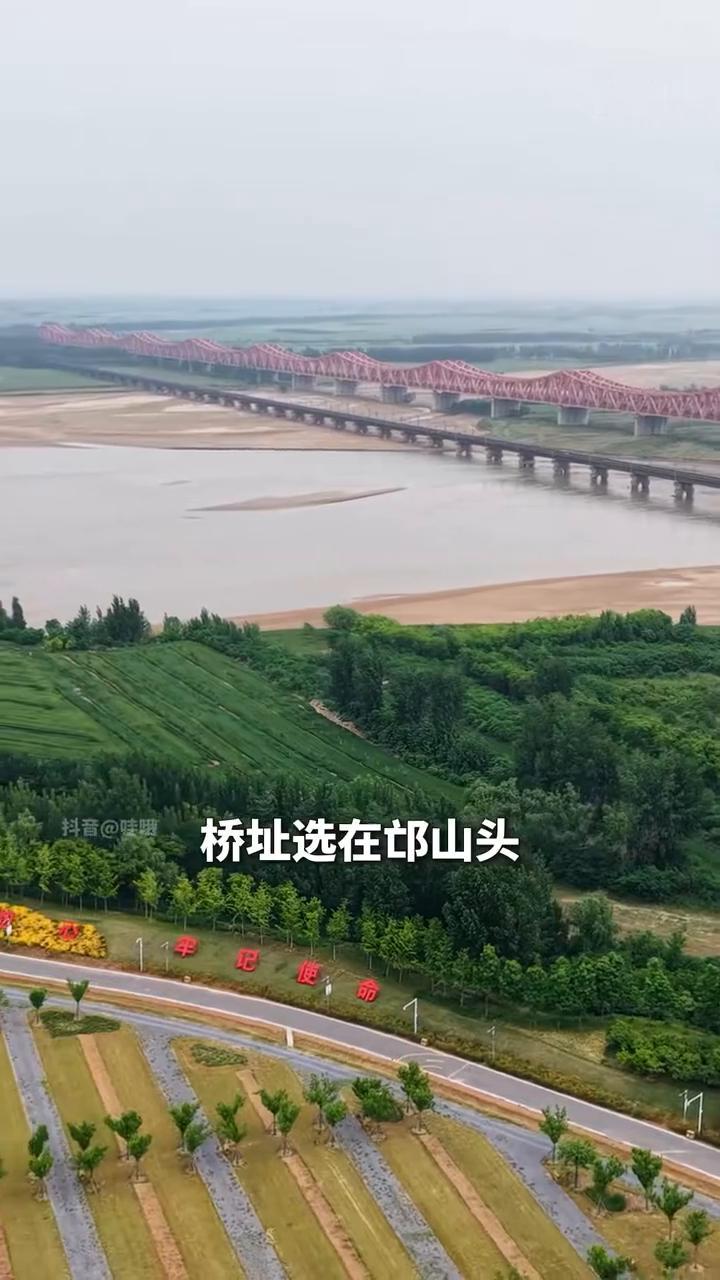 这就是被誉为中国铁路大桥之母的京汉铁路郑州黄河第一铁路桥。1903年动工，190