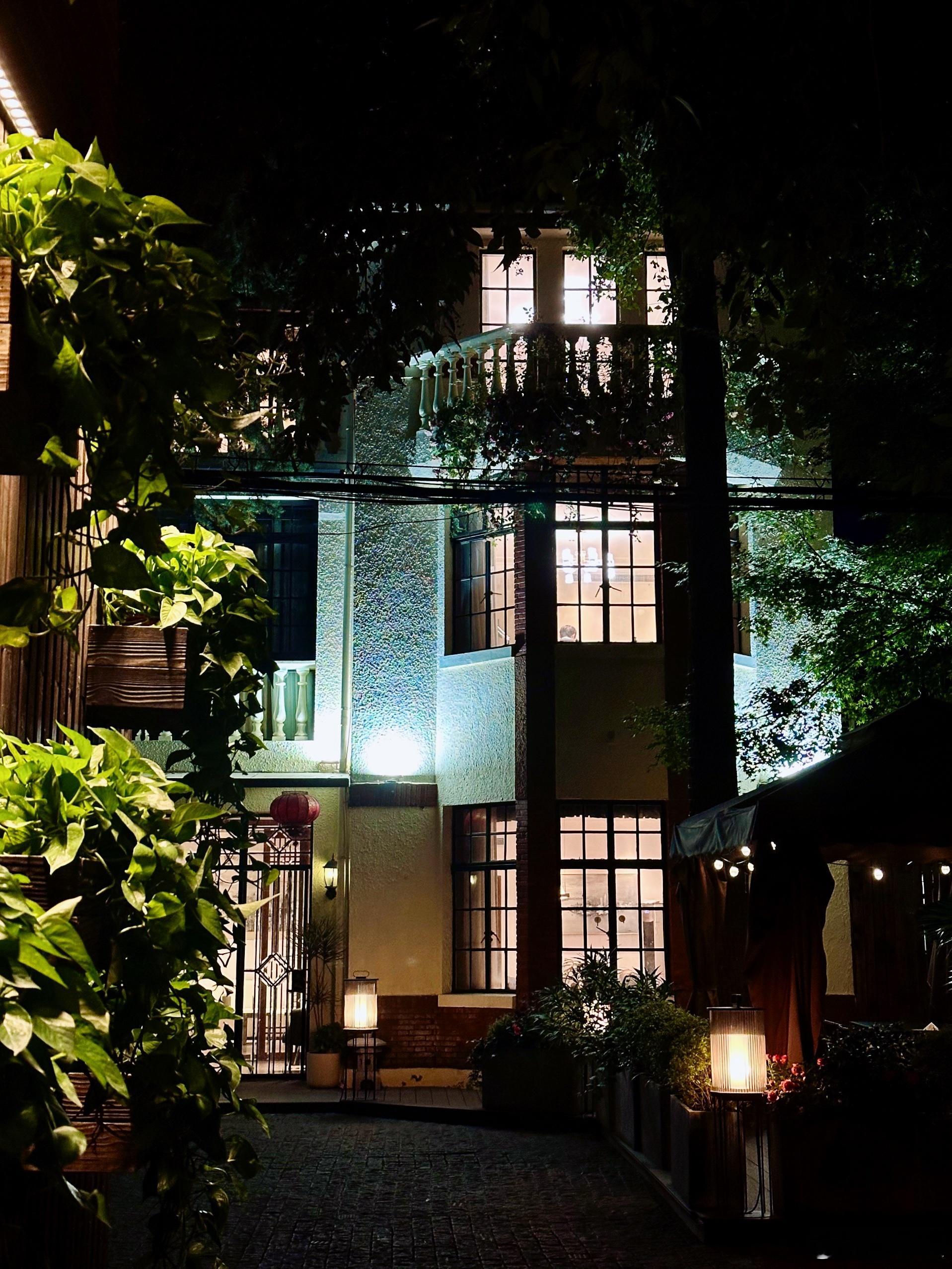 买了很多黄瓜做黄瓜汁。不是榨出来的黄瓜汁，是拿黄瓜切薄片，用糖渍出来的黄瓜汁。以