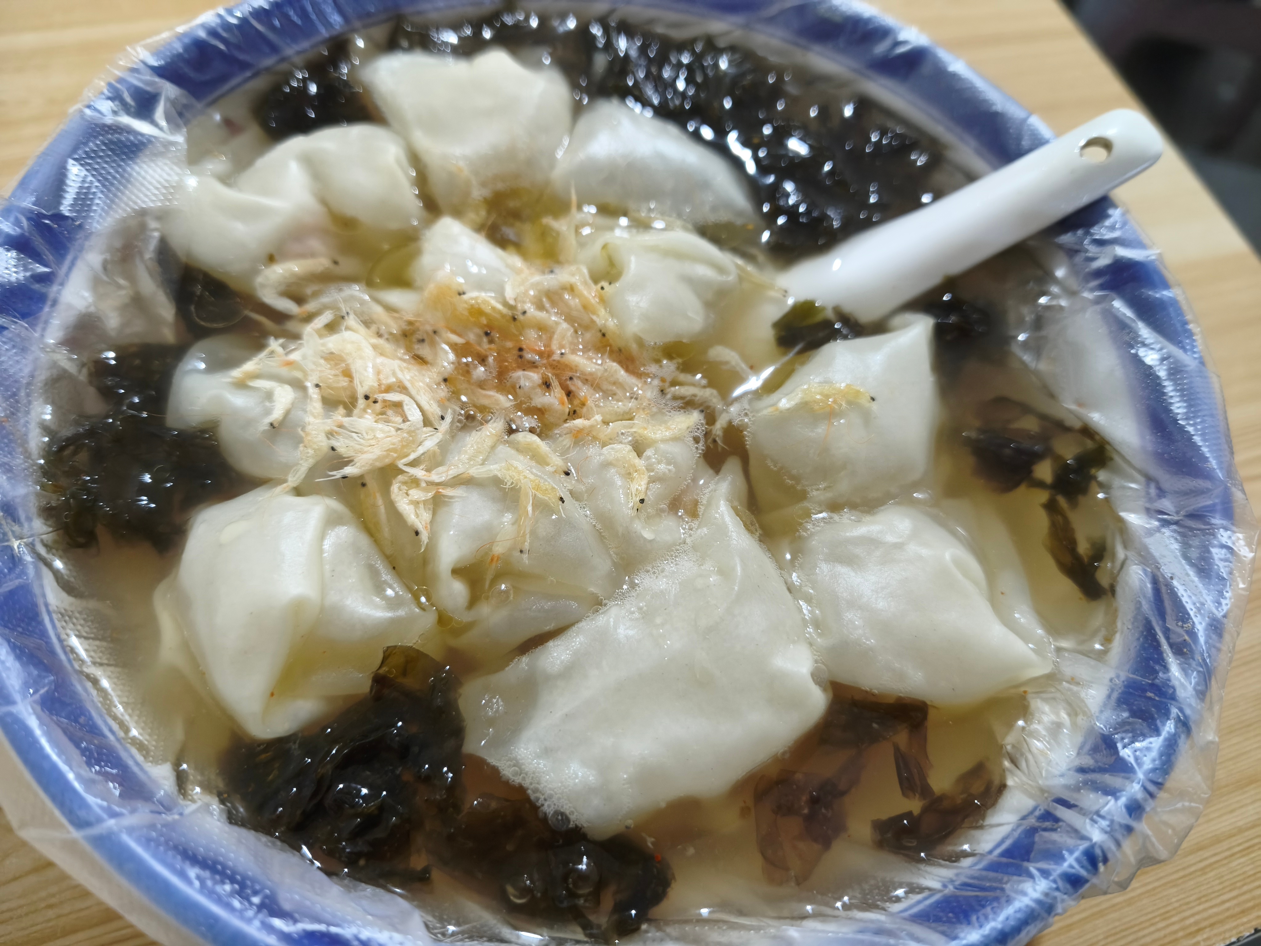 去吃小区门口的馄饨发现老板写着20年老店，才惊觉我从小学开始就吃他家馄饨了[捂嘴