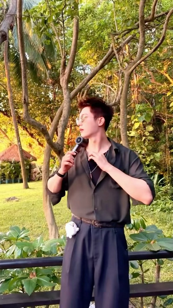 黄景瑜帮沈腾调镜脸被粘住，现在就出发4 ，黄景瑜现在就出发 这才是我爱吃的[色]