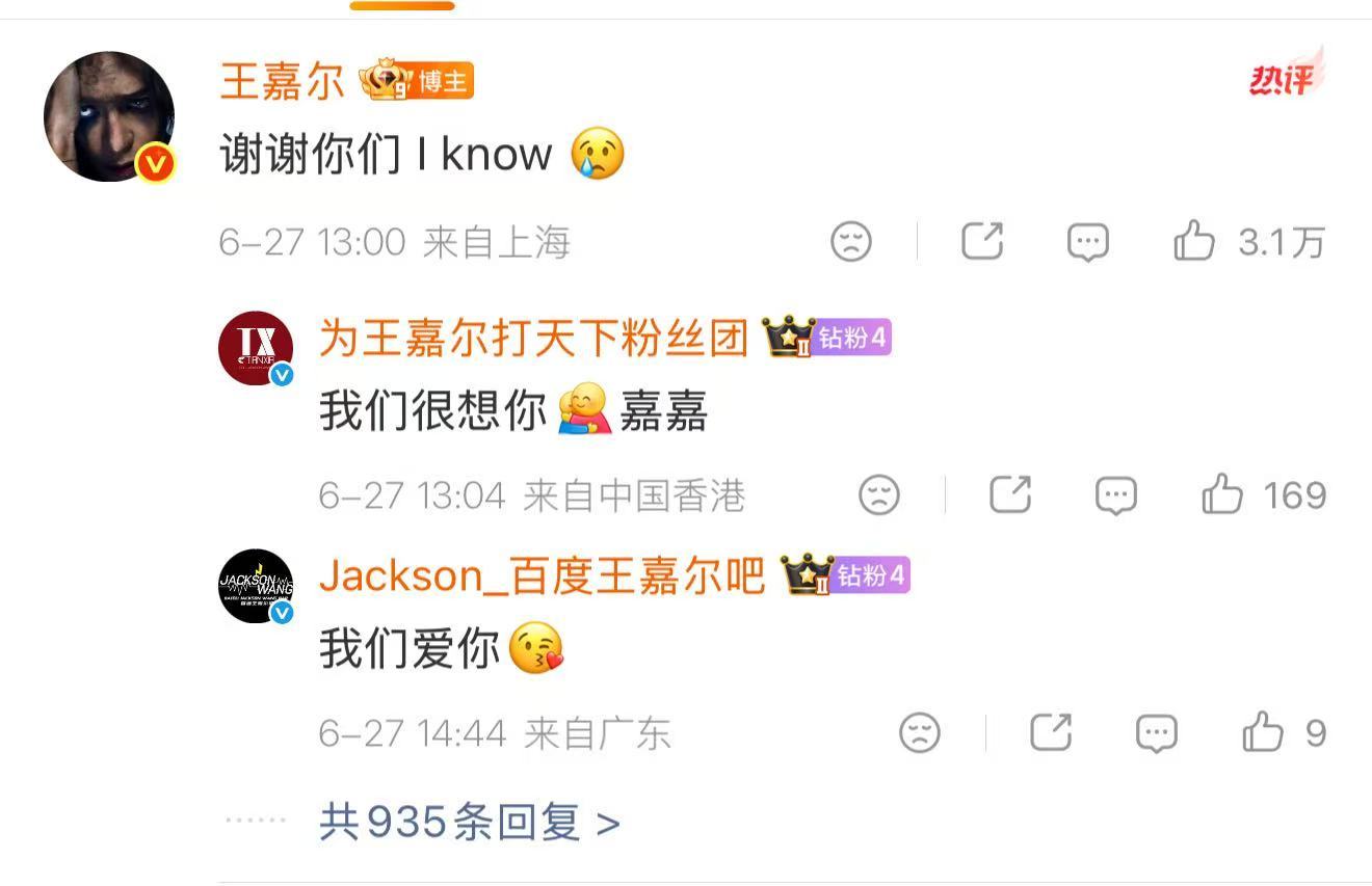 王嘉尔坐马桶出镜王嘉尔坐马桶不设限的时尚表达！王嘉尔居家角落拍摄芭莎大片，随性自