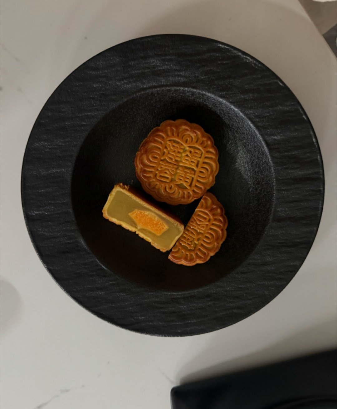 田栩宁吃的莲蓉蛋黄月饼[手指比心] ​​​